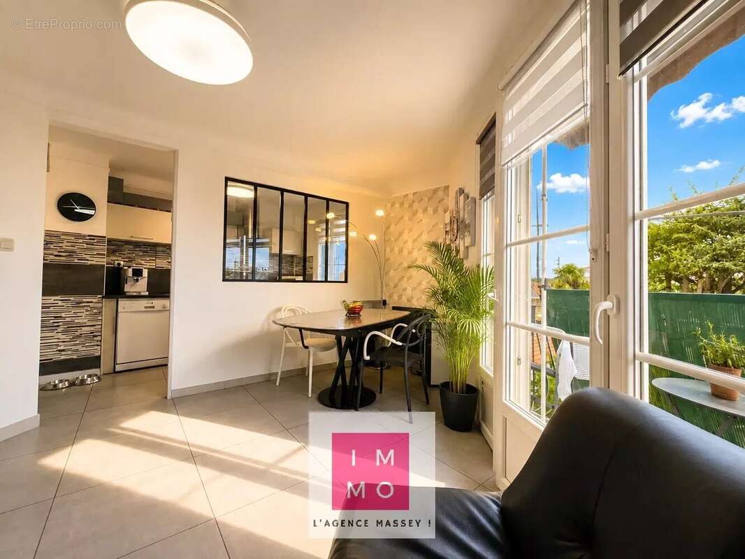 T3 lumineux de 56 m² – Balcon, grand garage, cave et parking – Secteur Jardin Massey - photo 9