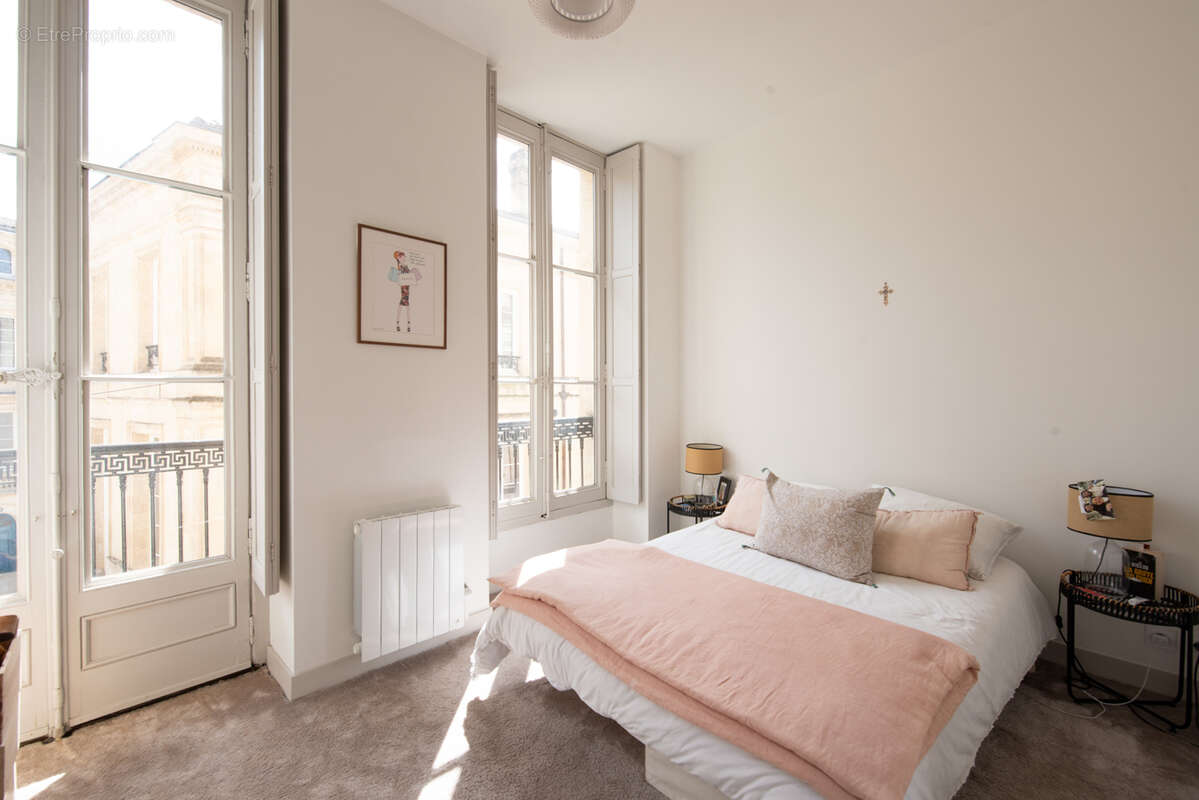ARCHITECTURE BORDELAISE VALORISÉE -1800 -Appartement rénové avec balcons - photo 11