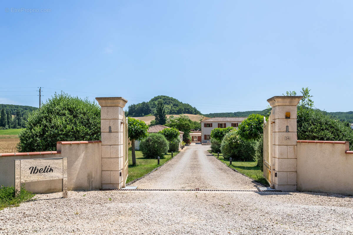 Stunning country property with guest annexes, garaging, pool and land - photo 11