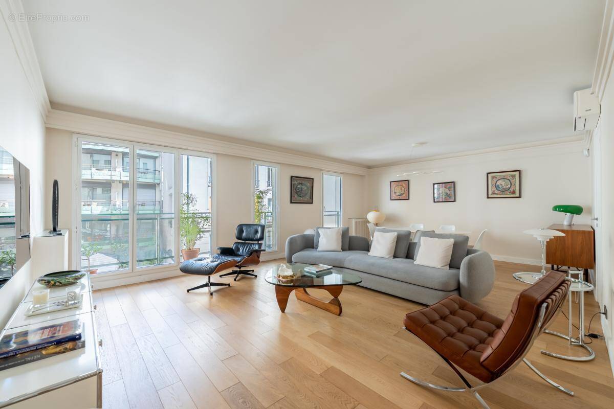 Appartement à PARIS-17E