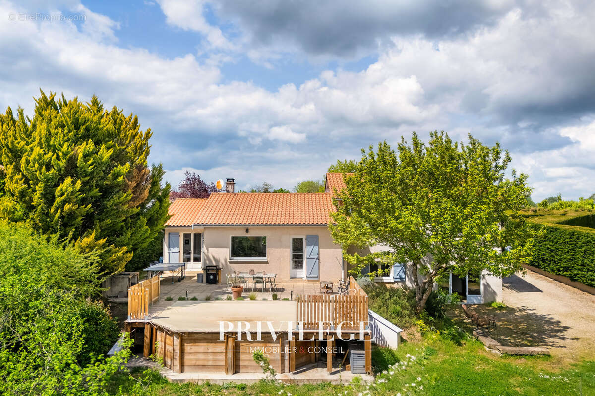 Maison à SAINT-GENIS-LES-OLLIERES