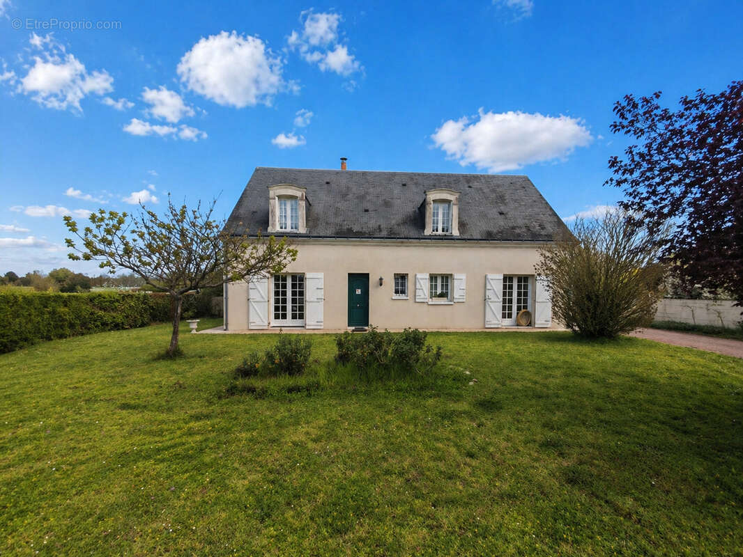 Maison à SAINT-GENOUPH