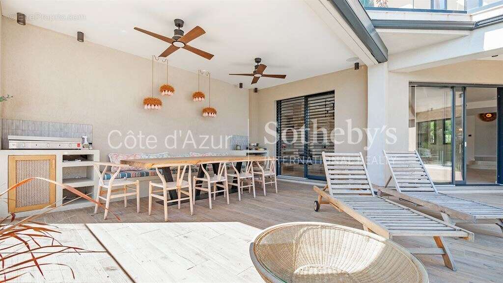 Villa contemporaine d'exception à vendre à Sainte-Maxime: 440 m², 5 chambres, proche plage et centre - photo 17