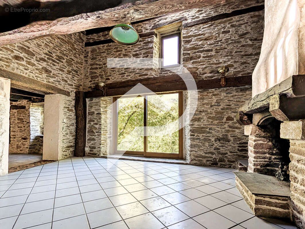 Maison à LAVAL-ROQUECEZIERE