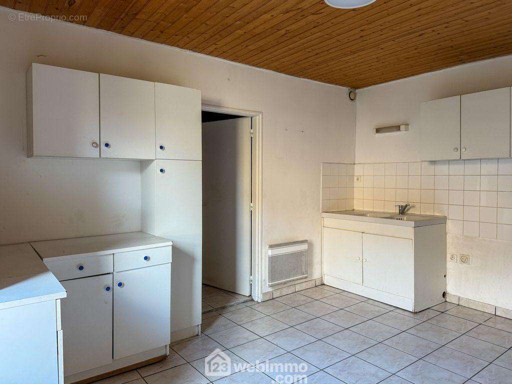 Au Rdc toujours, une arrière cuisine avec salle d'eau et WC - Maison à SAINT-MESMIN