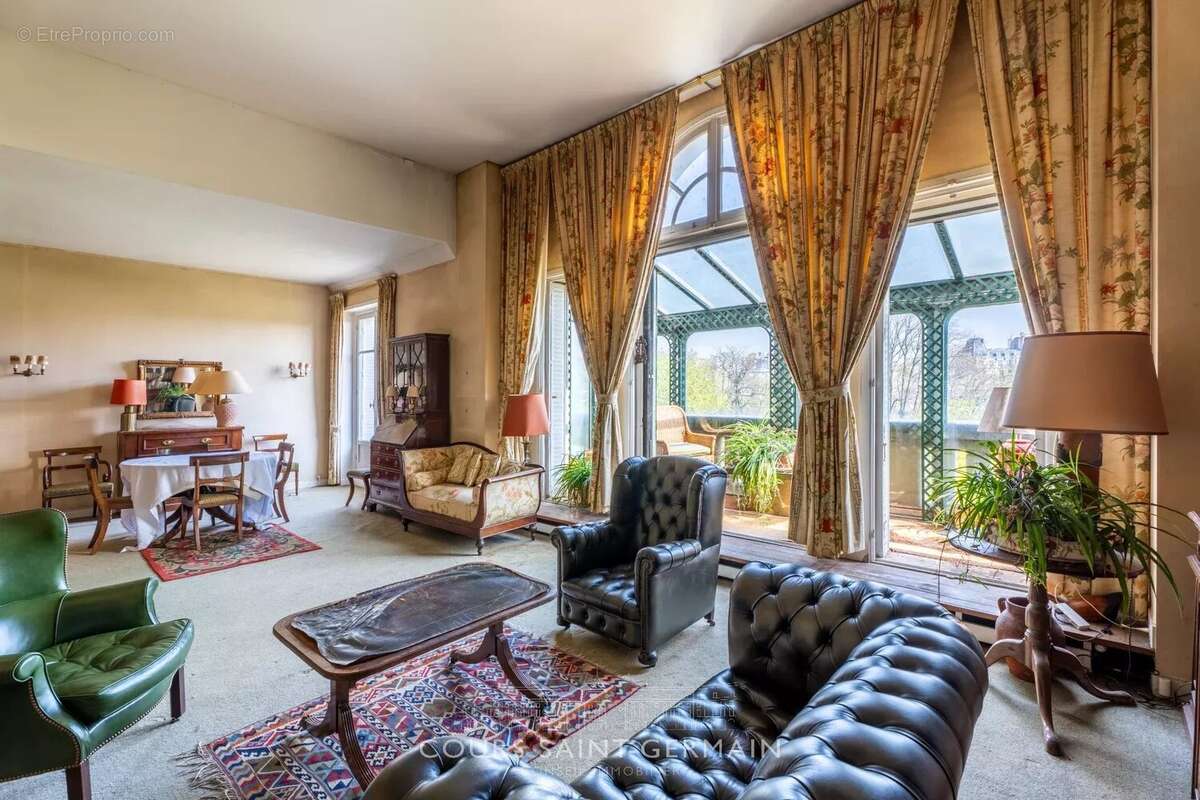 Appartement à PARIS-16E