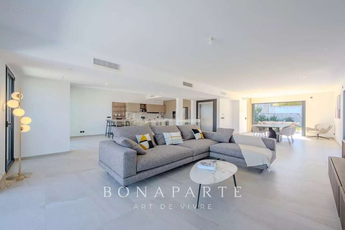 SAINT-TROPEZ GASSIN Exclusivité : Superbe villa-appartement en duplex avec vue mer exceptionnelle - photo 11