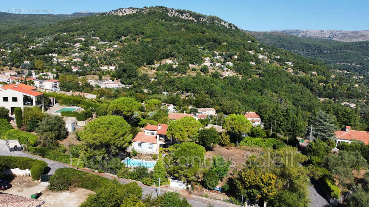 Maison à CHATEAUNEUF-GRASSE