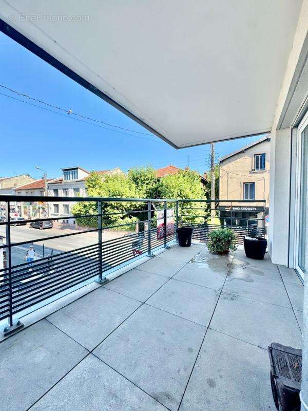 Appartement T3 récent avec balcon et garage Secteur recherché de Décines-Charpieu - photo 2