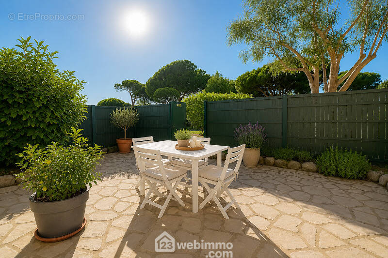 Un véritable espace de vie extérieur avec terrasse et jardin privatif pour profiter du soleil toute l'année. - Appartement à SAINTE-MAXIME