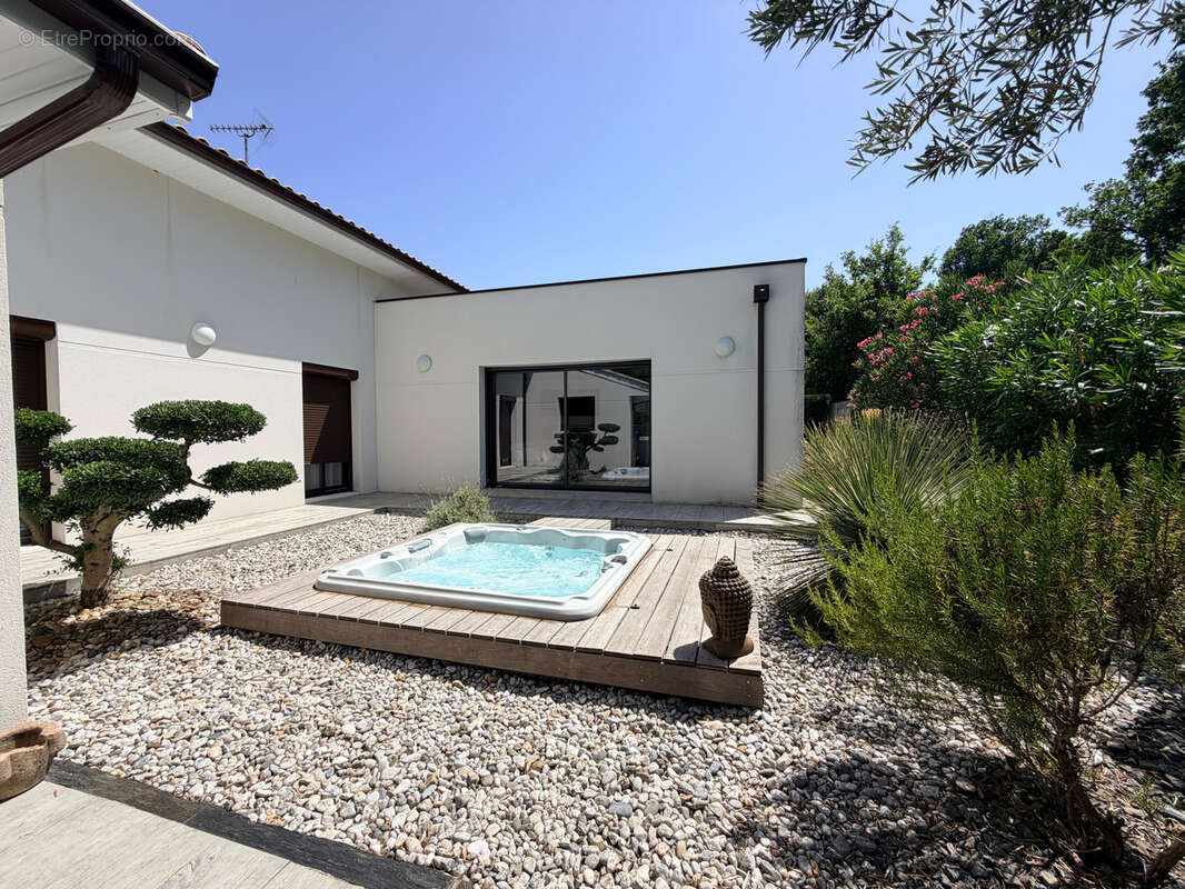 Maison à SAINT-JEAN-D'ILLAC