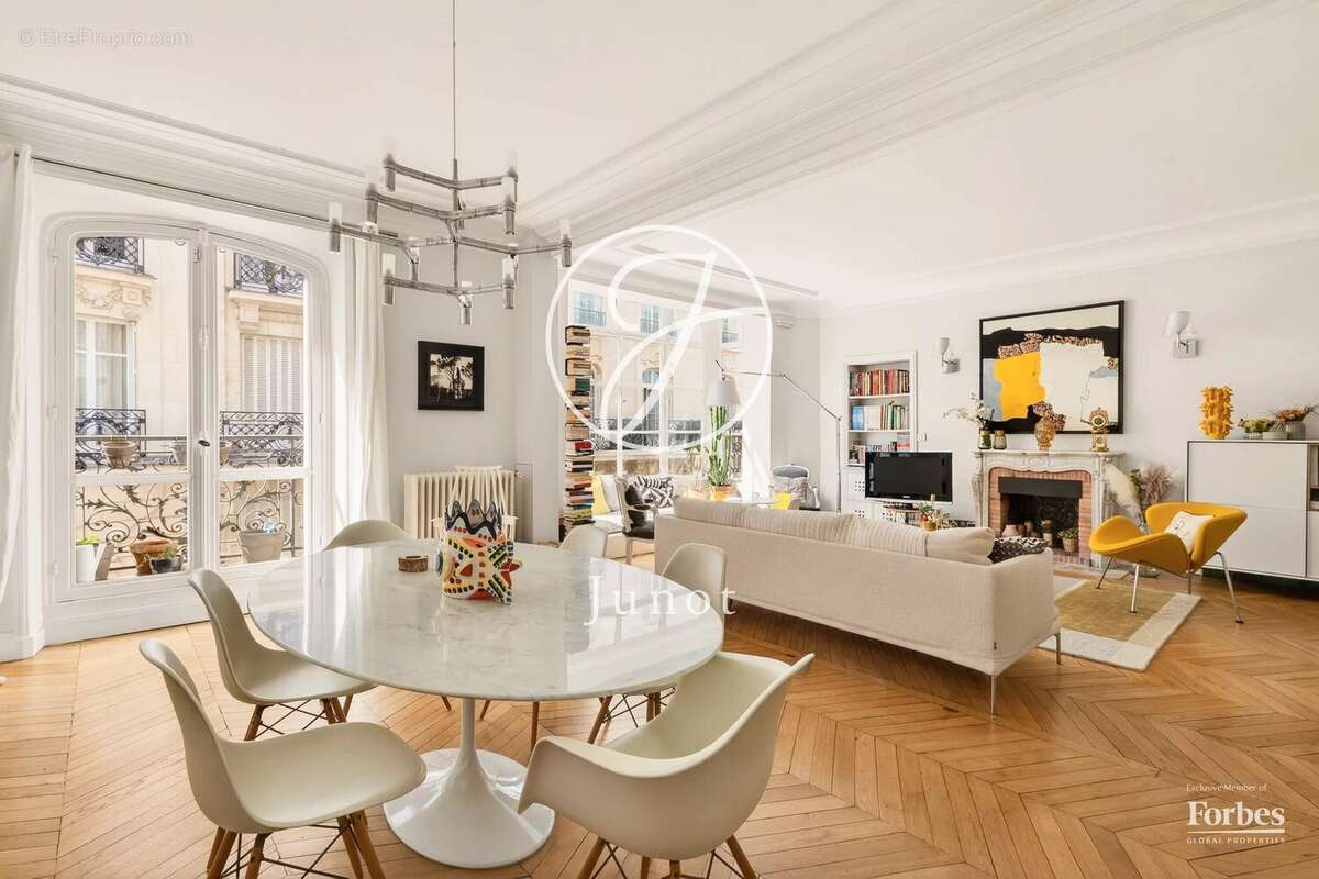 Appartement à PARIS-16E