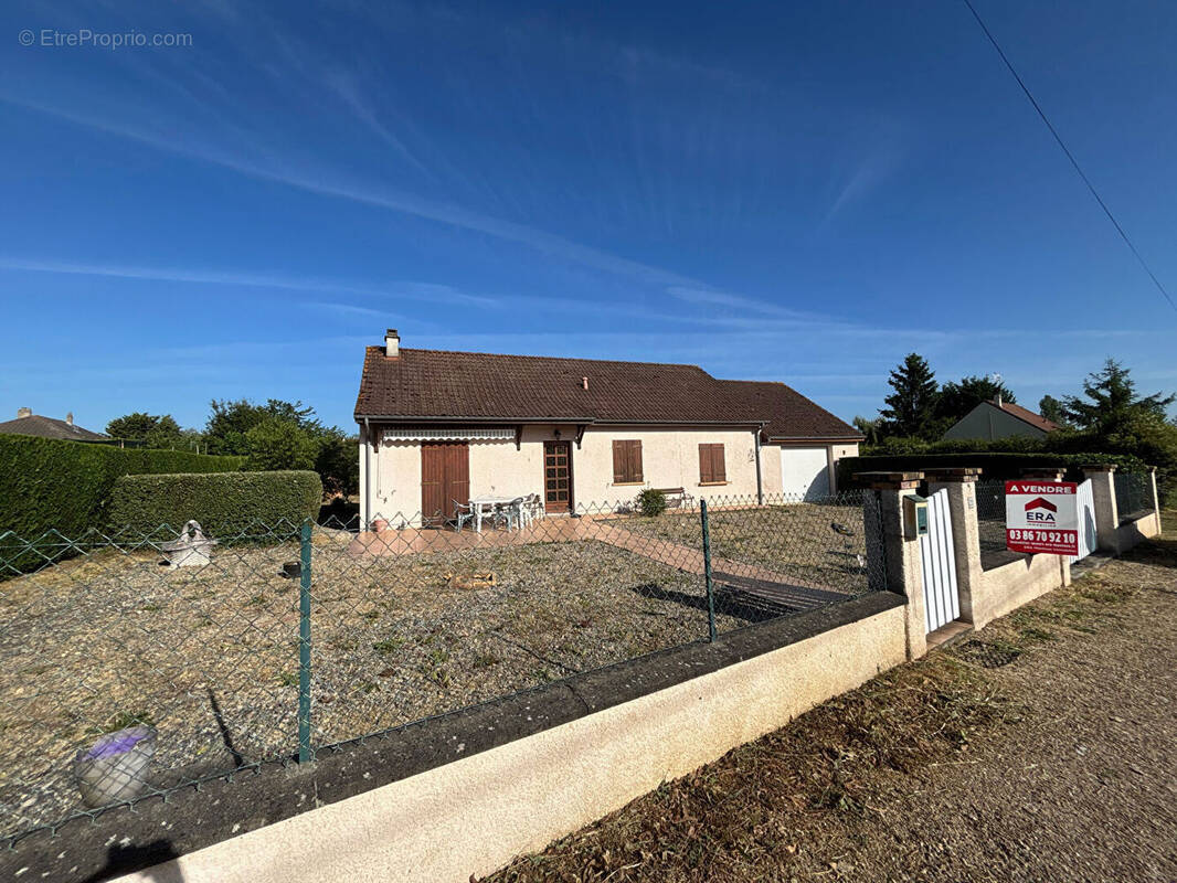 Maison à SAINT-PARIZE-LE-CHATEL