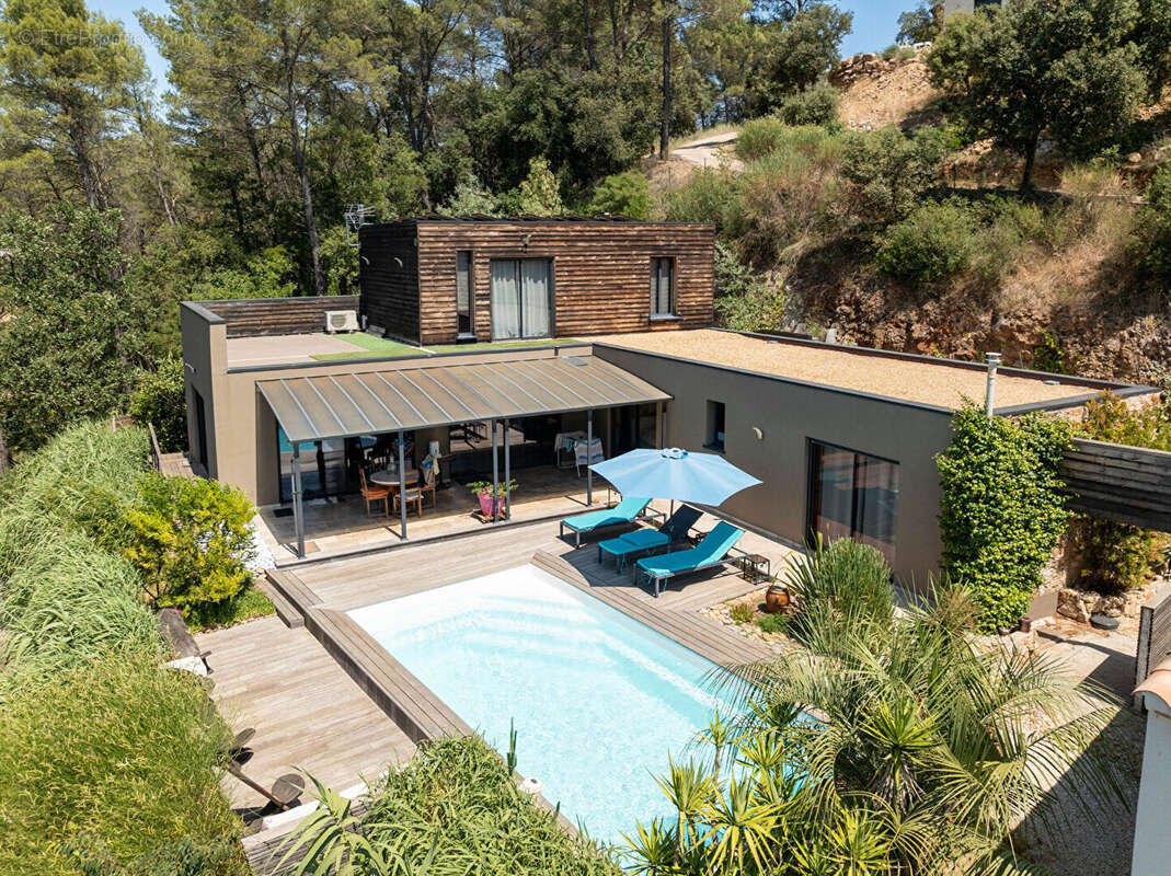 A vendre en exclusivité a vendre à vidauban - villa contemporaine avec vue panoramique, piscine et prestations  de qualité ! - photo 2