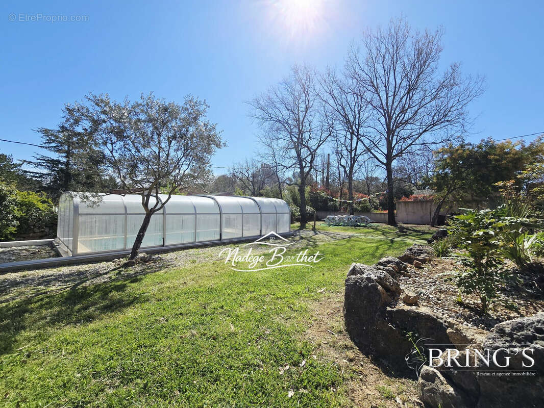 Piscine avec couverture - Maison à SAINT-MAXIMIN-LA-SAINTE-BAUME