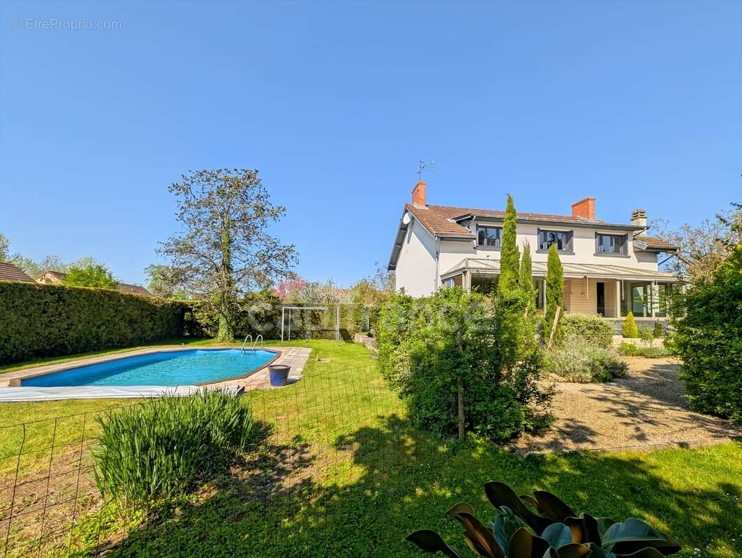 A vendre à 5 mn de Chalon-Sur-Saône (71) cette villa authentique de 189 m² 7 pièces 5 chambres 1 bureau et terrain de 2310 m² - photo 2