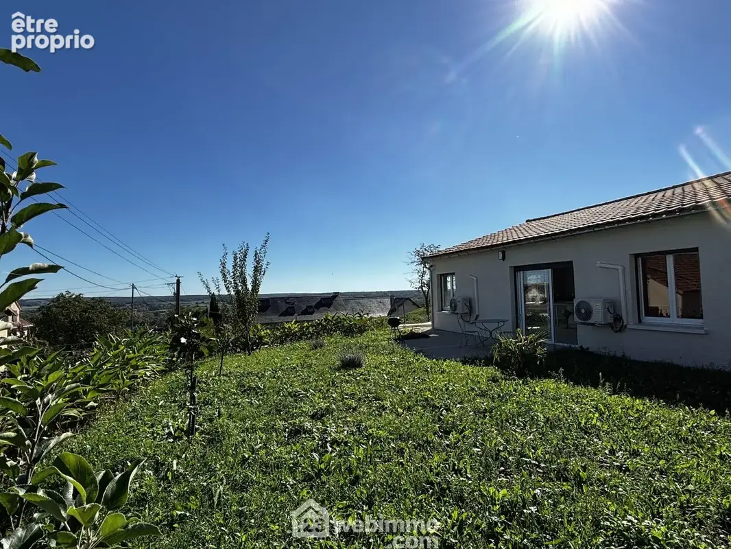 Côté jardin, avec vue dégagée.