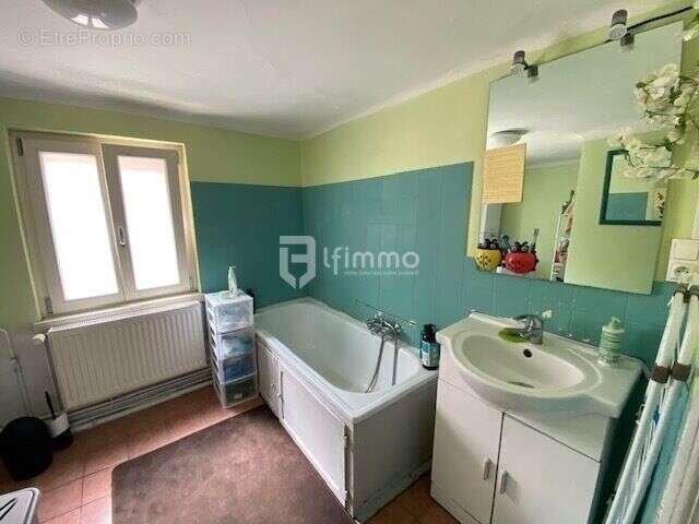 Ensemble immobilier, 1 local commercial et 2 appartements - photo 7