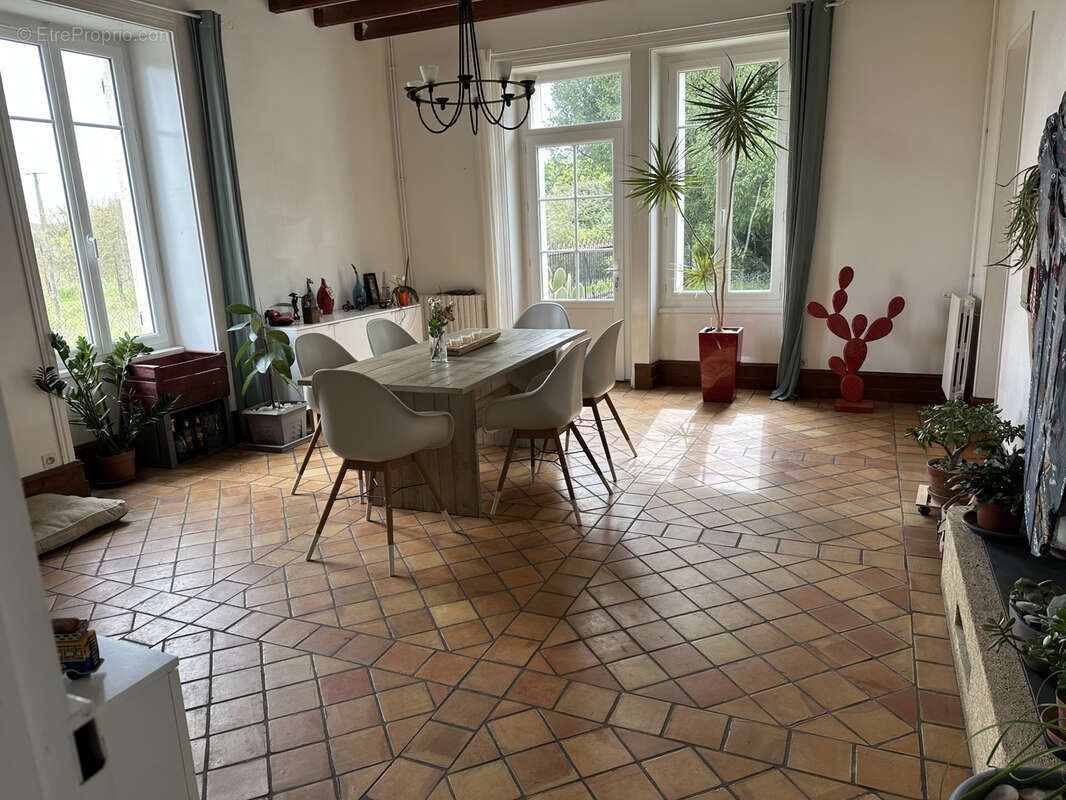 Propriété de caractère rénovée avec dépendances rénovées , Sigogne. - photo 5