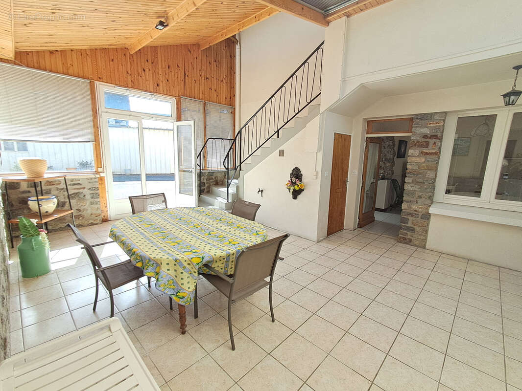 Maison à QUELAINES-SAINT-GAULT