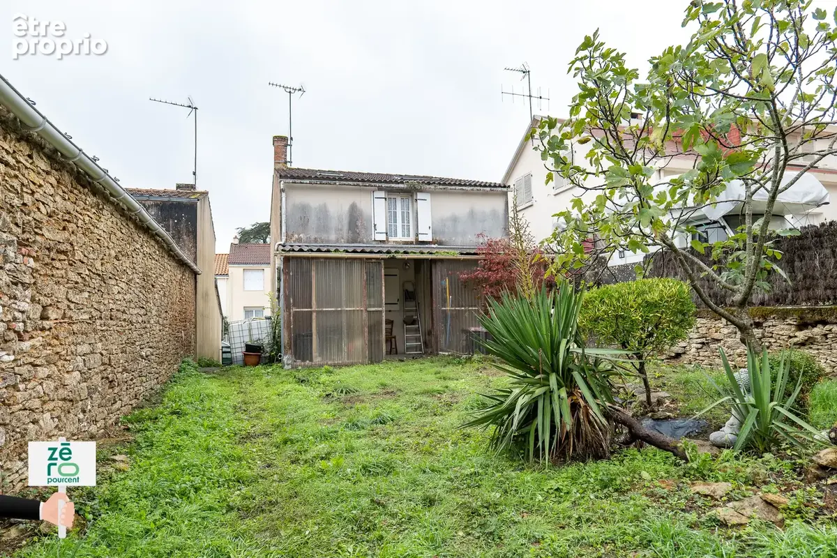 Maison à rénover au Champ-Saint-Père   Centre-bourg, jardin clos de murs, dépendance et potentiel de 2 chambre - photo 2