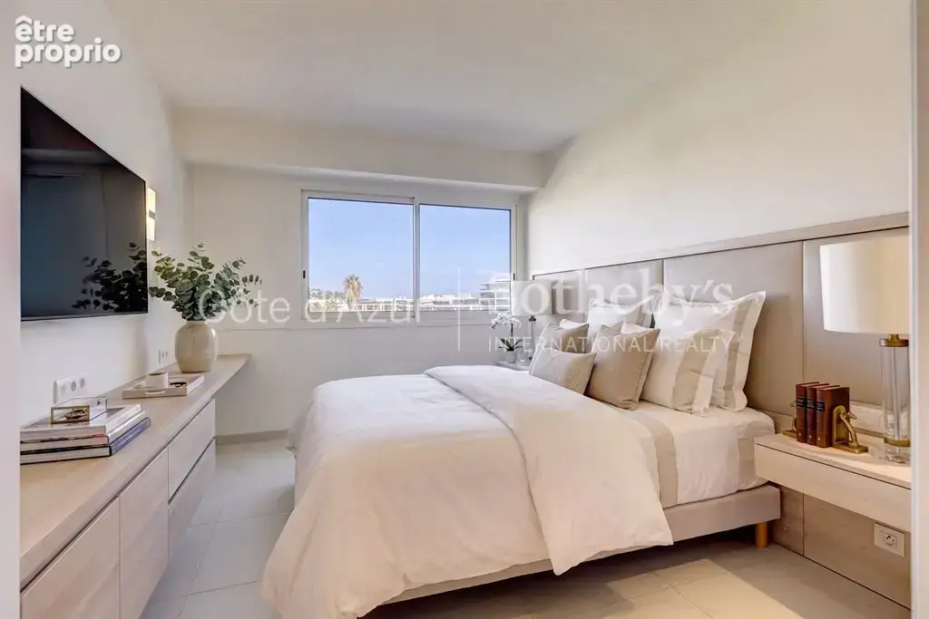 Cannes Croisette, appartement rénové avec deux chambres en suite et terrasse face à la mer - photo 5