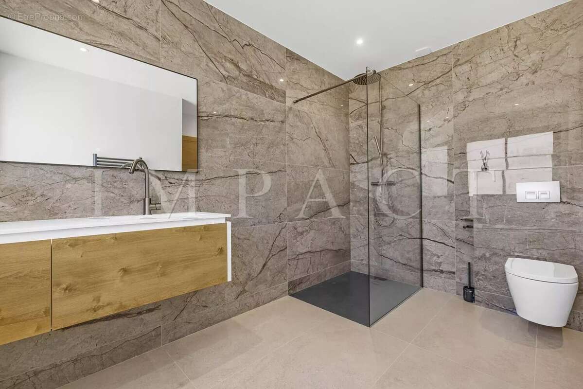 Maison à CHATEAUNEUF-GRASSE