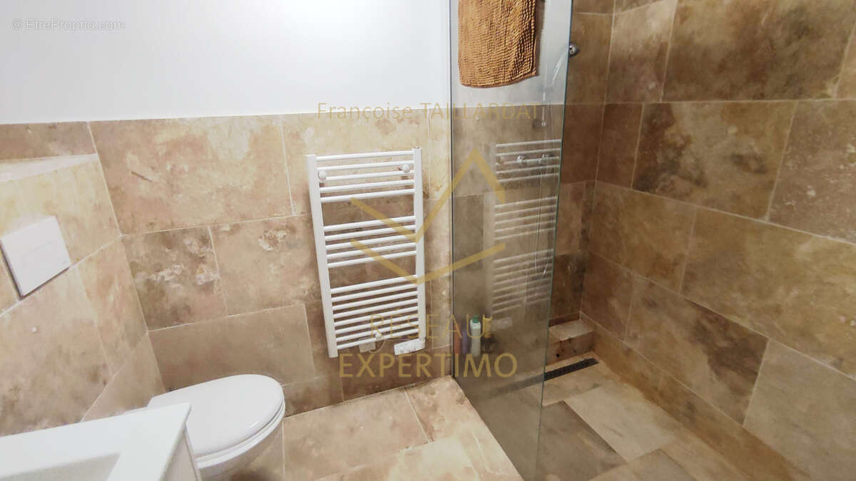 Maison de ville sur deux niveaux entièrement restaurée - pas de copropriété - entrée sécurisée - photo 5