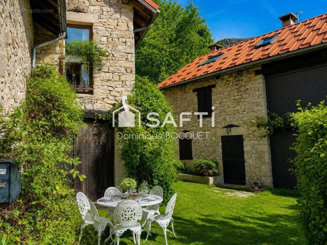 Maison 293 m² à Rencurel  - photo 2