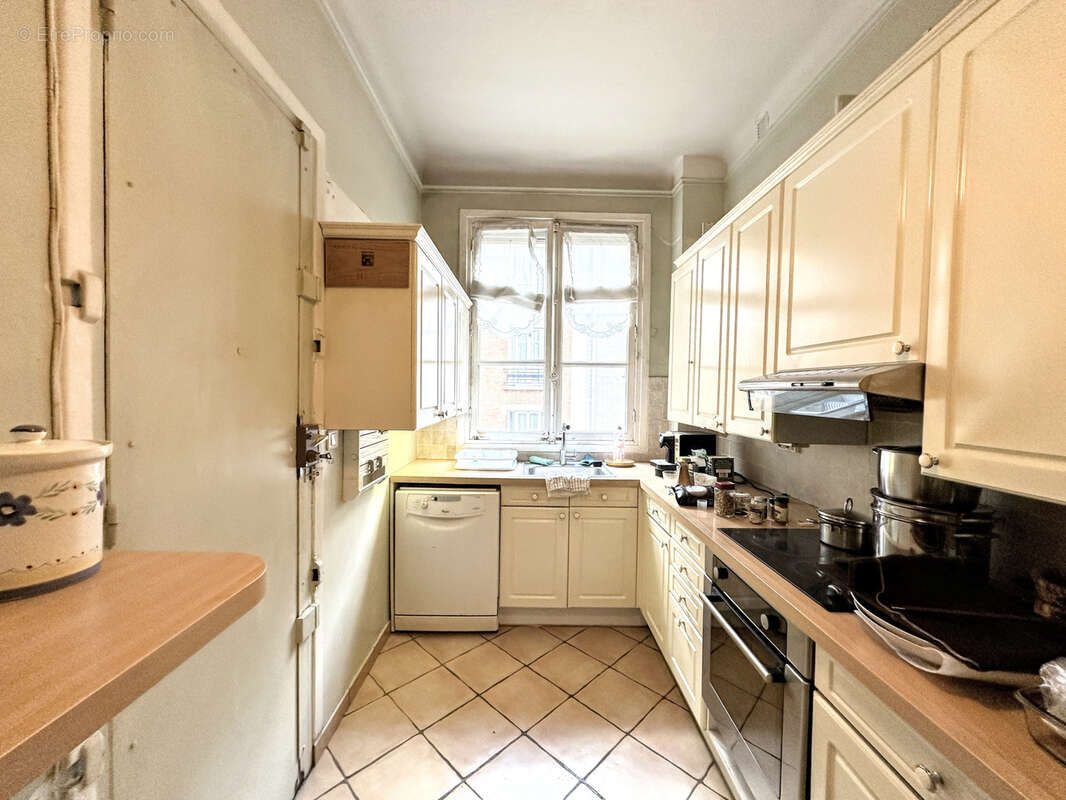 Appartement à PARIS-16E