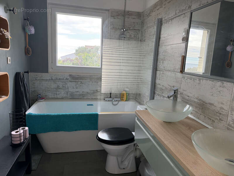 Villa rénovée vue mer à vendre LES ISSAMBRES (83) - photo 25