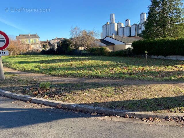 Terrain à VERTAIZON