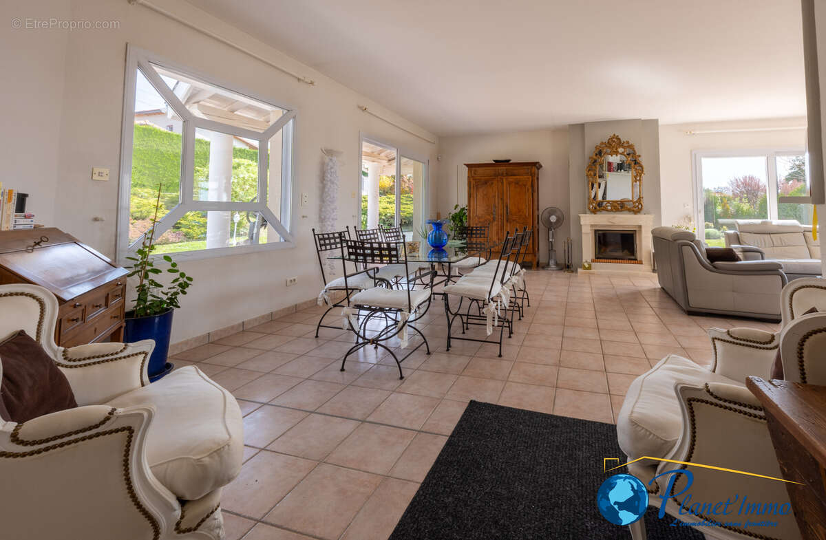 Maison à SAINT-BONNET-LES-OULES