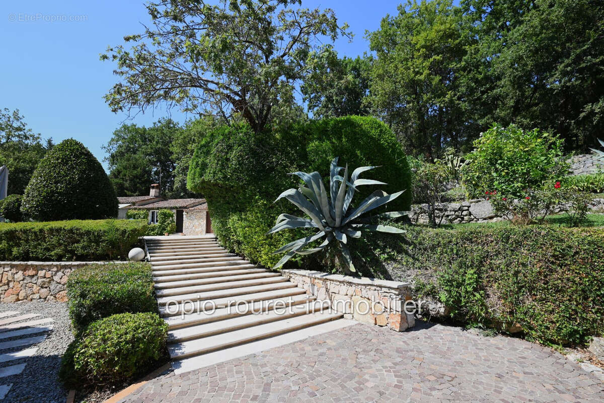 Maison à CHATEAUNEUF-GRASSE