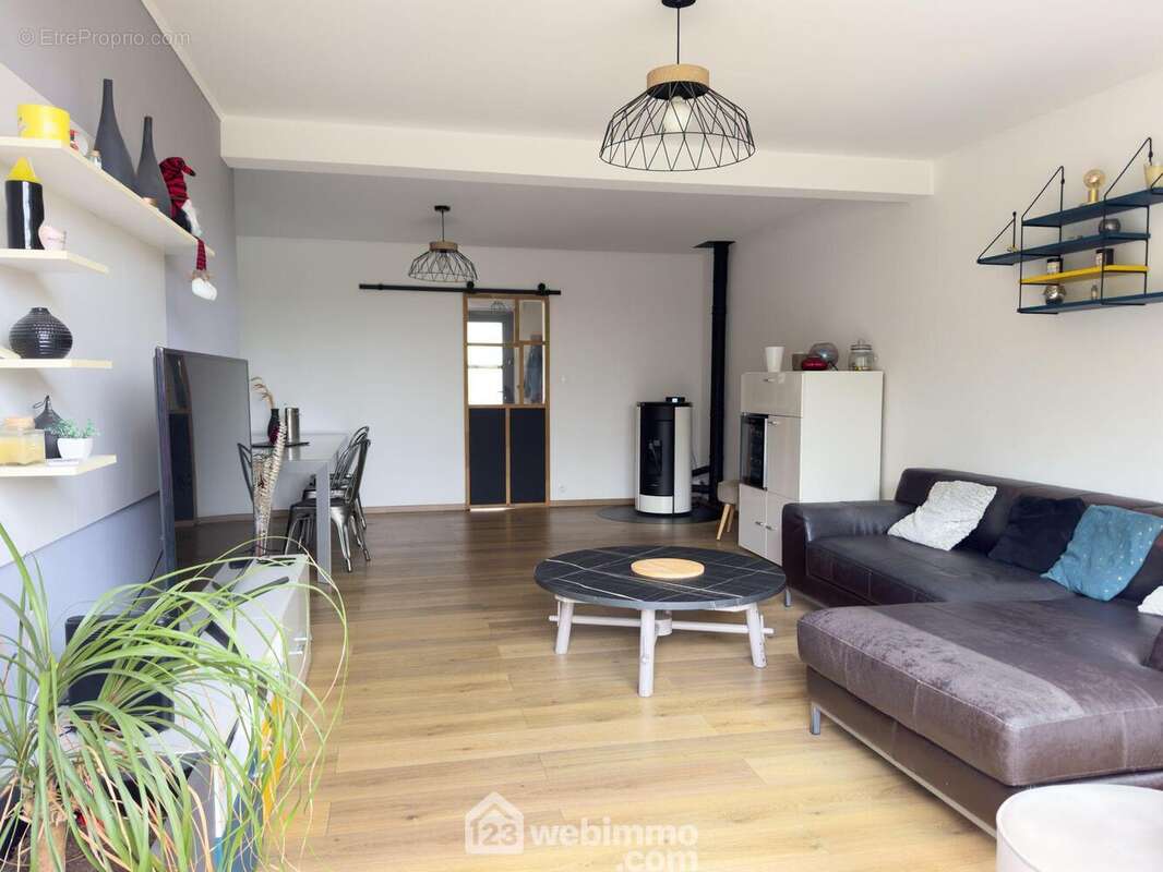 Le coin salon avec accès à la terrasse extérieur ... - Maison à CHOLET