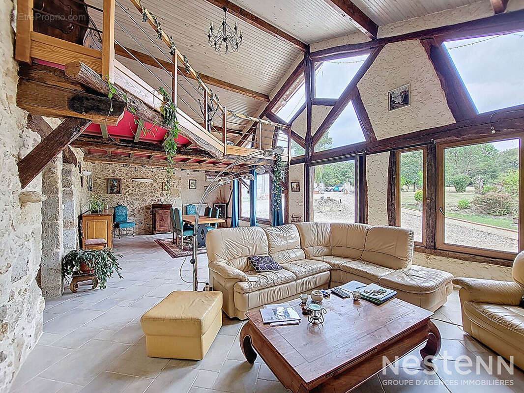 A Vendre Maison en pierre rénovée de 318 m² avec dépendances et point d'eau sur deux hectares - photo 4