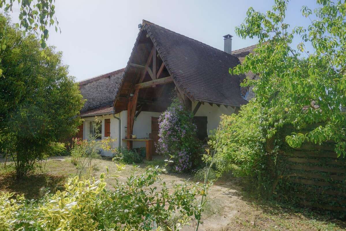 Ensemble immobilier en pierre dans le coeur du parc naturel régional du Périgord - Limousin. - photo 2