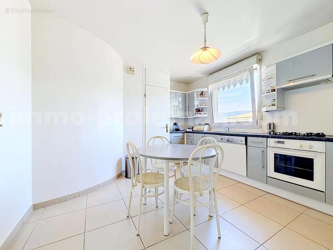 Appartement_T4_Annemasse_transformé_en_T3_Proche_Genève_Ceva_tram_Suisse_investissement_hyper_centre_Séjour_balcon_vue_cuisine_ - Appartement à ANNEMASSE