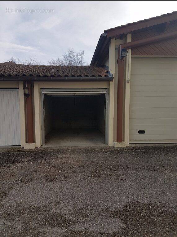 Parking à LA COTE-SAINT-ANDRE