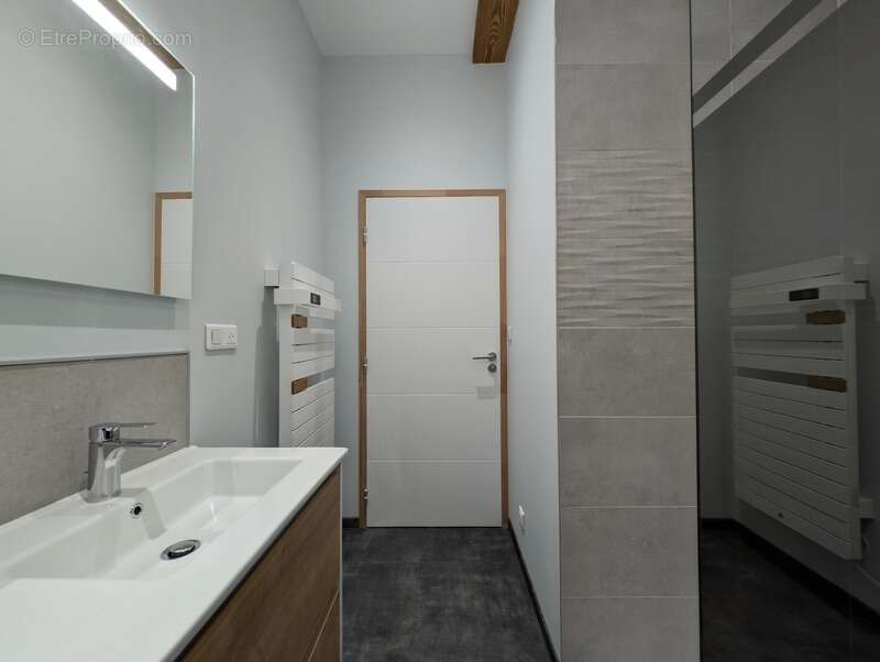 Appartement à COURS-LA-VILLE