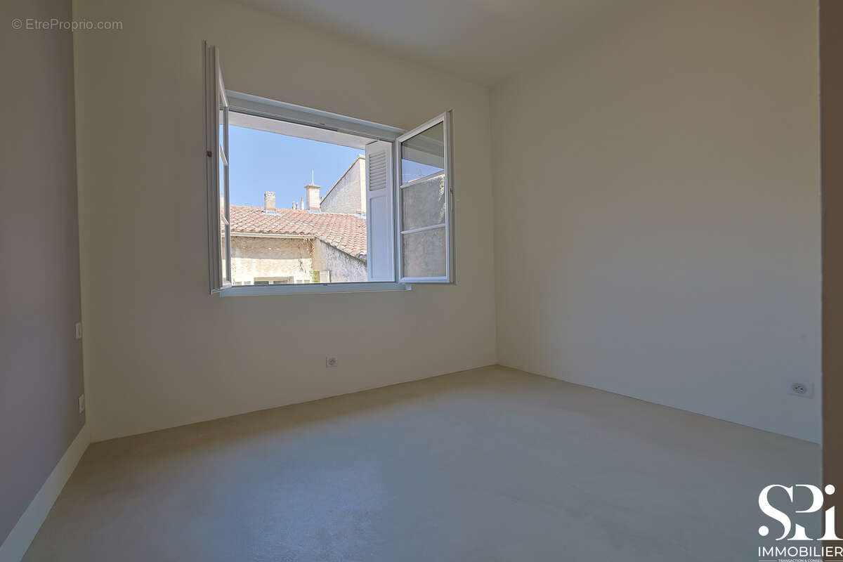Hyeres vieille ville - loft atypique - t2 - à vendre    entièrement rénové - photo 7