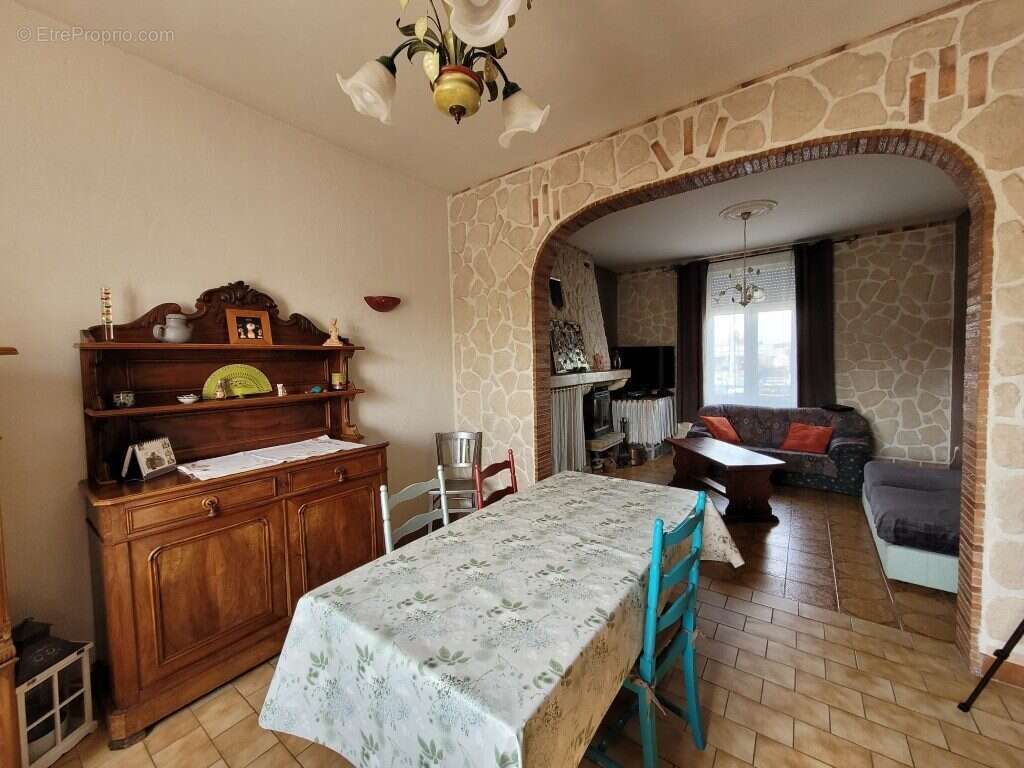 Maison à AVESNELLES