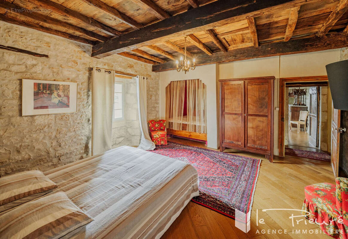 A seulement 10 km d'Albi. Propriété de charme dans un cadre idyllique, 3 habitations, dépendances et 2 hectares de terrain et pi - photo 11