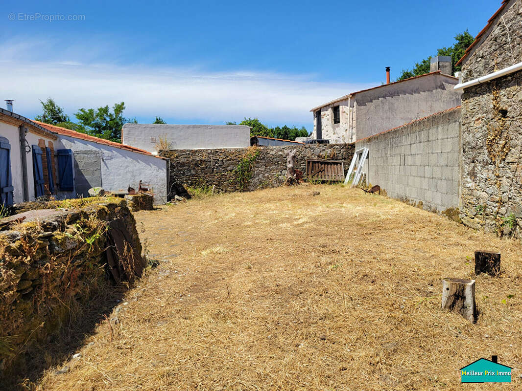 LA GARNACHE Maison à rénover avec four à pain - photo 5