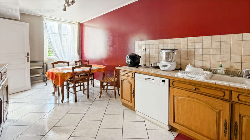 Maison de 133 m², terrain clos de 889 m², 4 chambres, garages et caves - photo 6