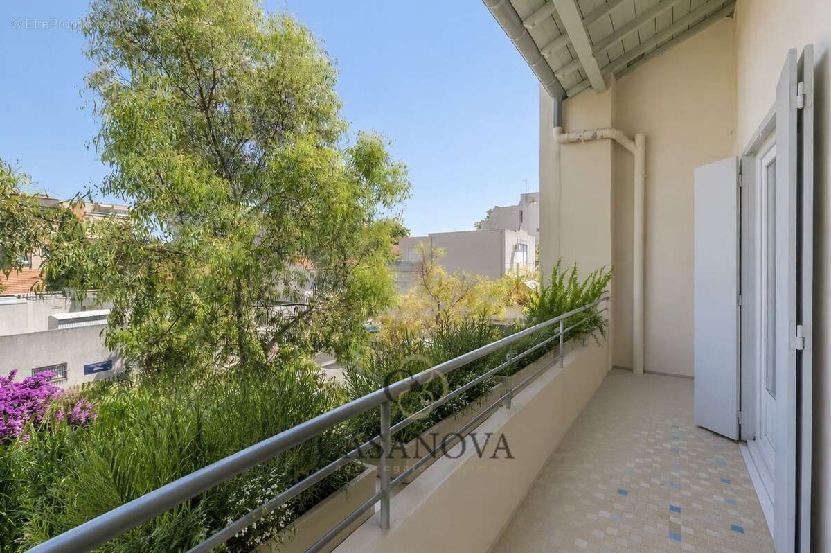 Appartement traversant avec terrasse dans un immeuble années 30 à Montpellier Centre - photo 2