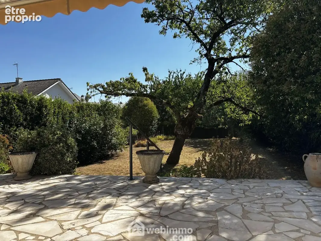 Avec vue sur l'ensemble du jardin.