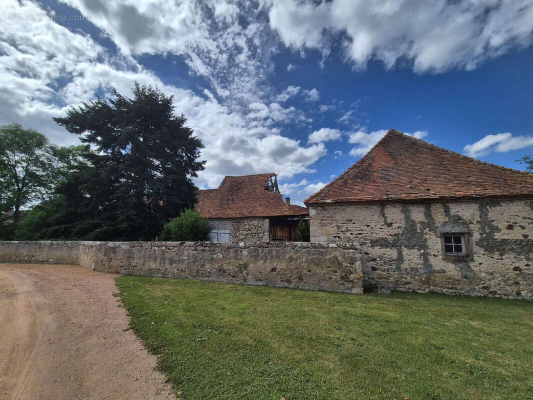 Maison à CREUZIER-LE-NEUF