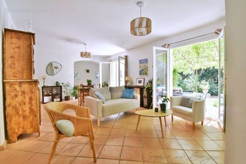 Maison à vendre 7 pièces SAINT MARC JAUMEGARDE (13), de 140 m² sur plus de 1 400 m², 4 chambres, au calme - photo 9