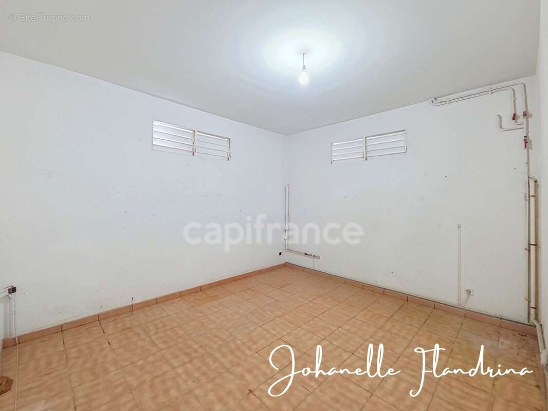 Les Abymes - Immeuble à fort potentiel, 230 m² - projet professionnel, bureaux ou activité libérale - photo 28